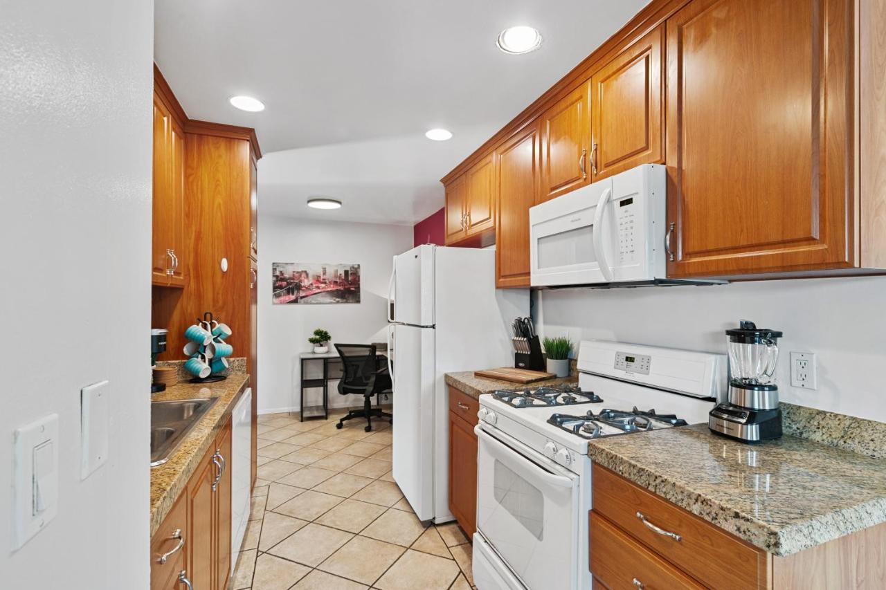 Beverly Hills Chic 2 Bed 2Bath With Patio And Parking 309 Лос Анджелис Екстериор снимка